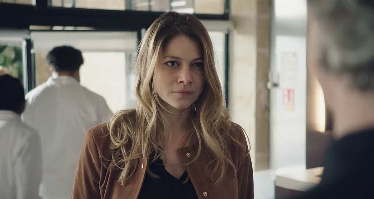 Ici tout commence : Florence Coste (Laetitia) s'est blessée à la main sur  le tournage de sa confrontation avec Teyssier (Benjamin Baroche) ! |  Toutelatele