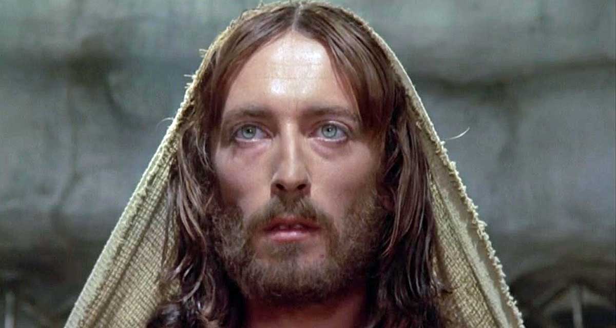 Jésus de Nazareth : que devient Robert Powell, la star du film qui a appelé à « brûler son image »