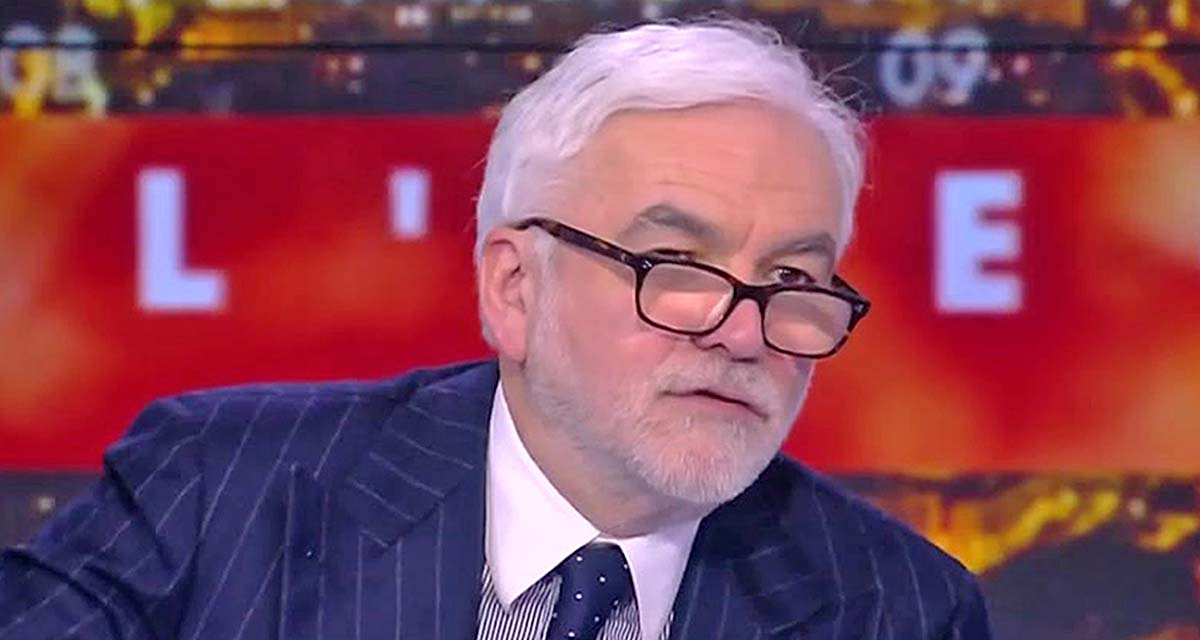 L’Heure des Pros : Pascal Praud reçoit un SMS de sa fiancée en direct sur CNews… et c’est surprenant