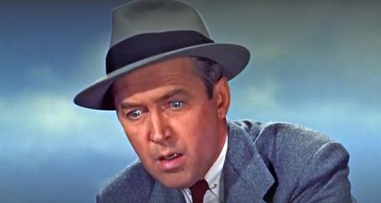 L’homme qui en savait trop : Alfred Hitchcock fait taire James Stewart, la raison dévoilée 