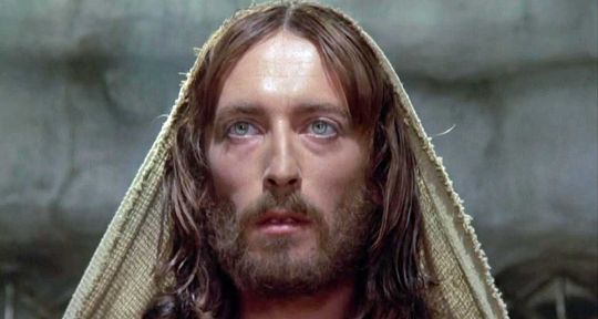 Jésus de Nazareth : que devient Robert Powell, la star du film qui a appelé à « brûler son image »