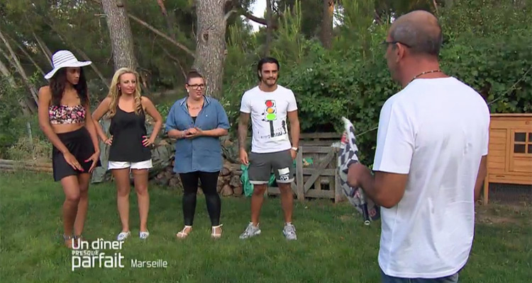 Un dîner presque parfait : Benjy, des Princes de l’amour, joue au coq et attire les ménagères